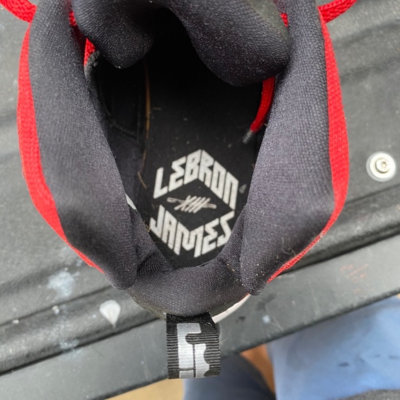Lebron James XIII basketball shoes. - Picture 3 of 3